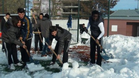 Bitlis'te sahadaki karları futbolcular temizliyor