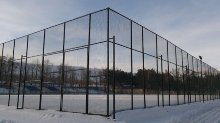 Bitlis'te sahadaki karları futbolcular temizliyor