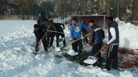 Bitlis'te sahadaki karları futbolcular temizliyor