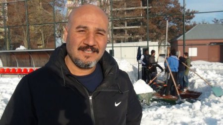 Bitlis'te sahadaki karları futbolcular temizliyor