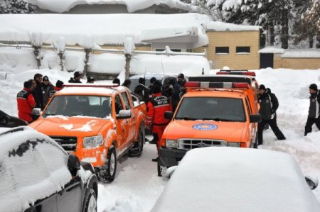 Bitlis'te tek katlı evler kara gömüldü