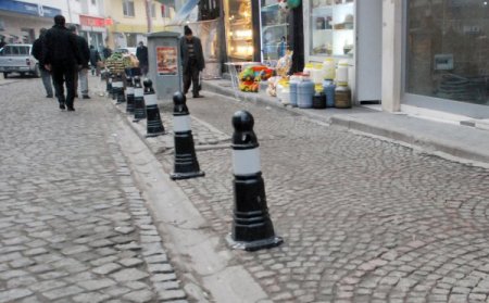 Bitlis'te Yol Ve Kaldırım Kenarlarına Duba Döşendi