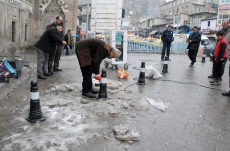 Bitlis'te Yol Ve Kaldırım Kenarlarına Duba Döşendi