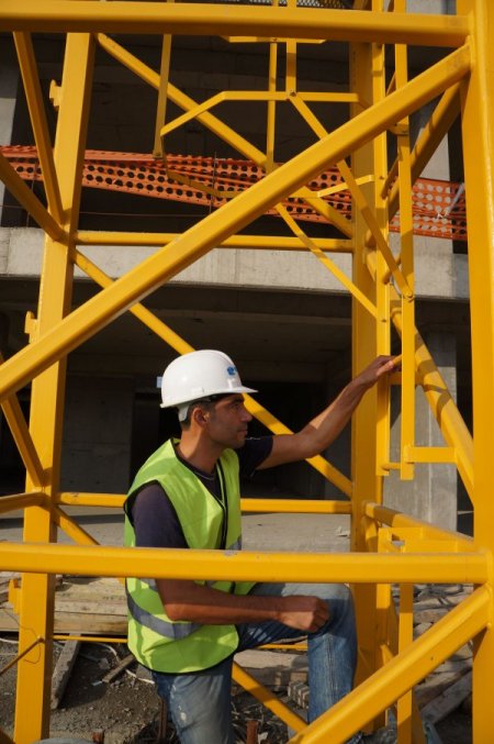 ‘Bizimkisi gökyüzünde demir kafeste ekmek kavgası’