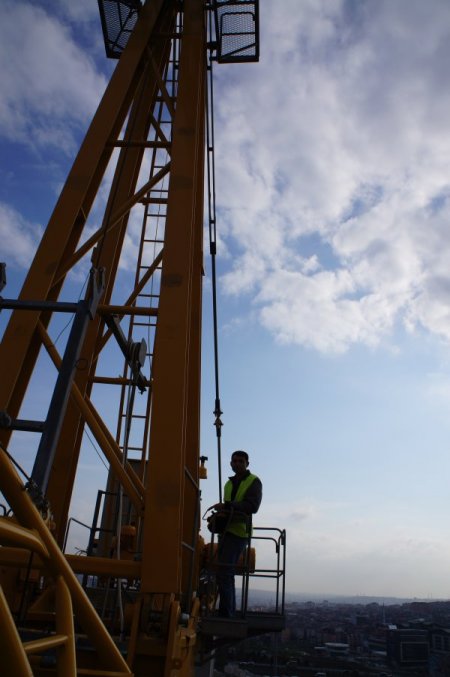 ‘Bizimkisi gökyüzünde demir kafeste ekmek kavgası’