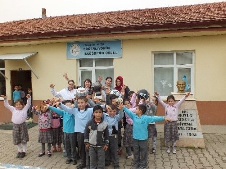 BJK Taraftarları Derneği Kadın Kolları öğrencilere top hediye etti