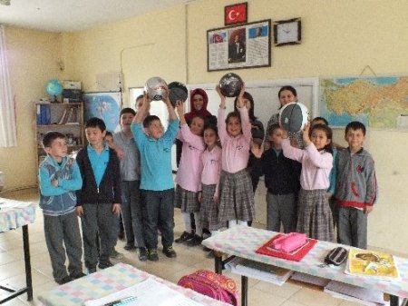 BJK Taraftarları Derneği Kadın Kolları öğrencilere top hediye etti