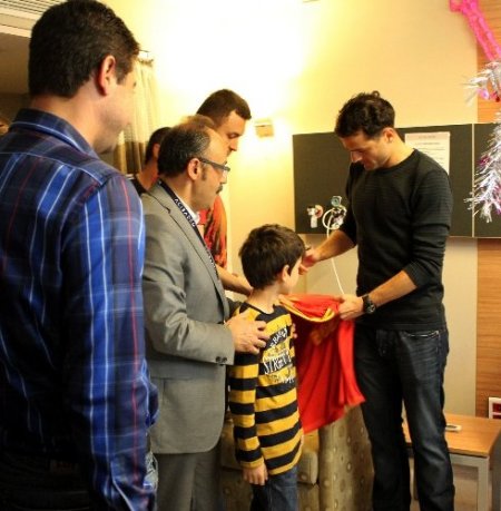 Bobo, hasta çocuklara imzalı forma verdi