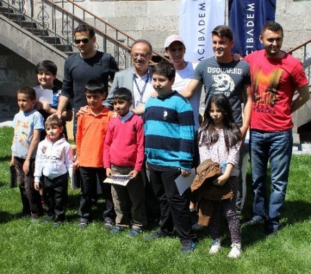 Bobo, hasta çocuklara imzalı forma verdi