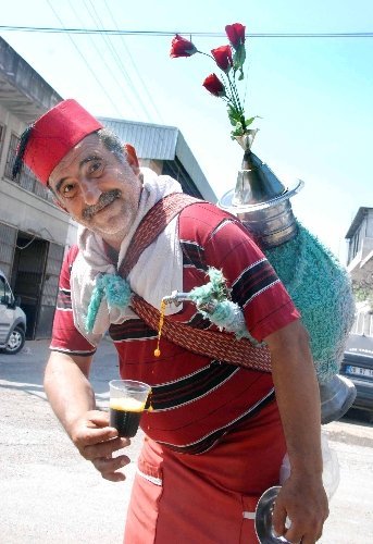 Böbrek dostu meyan şerbetiyle hemşehrilerini serinletiyor