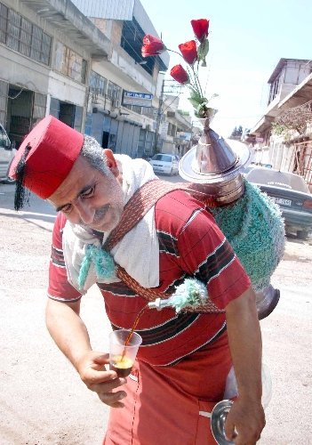 Böbrek dostu meyan şerbetiyle hemşehrilerini serinletiyor