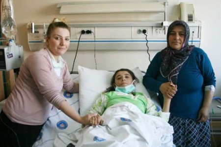 Böbrek Hastası Kızına Böbreğini Verdi