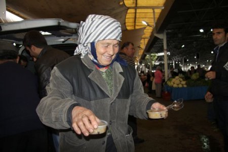 Bodrum Eğitim Gönülleri Derneği, Cem Vakfı'yla beraber aşure dağıttı