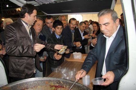 Bodrum Eğitim Gönülleri Derneği, Cem Vakfı'yla beraber aşure dağıttı