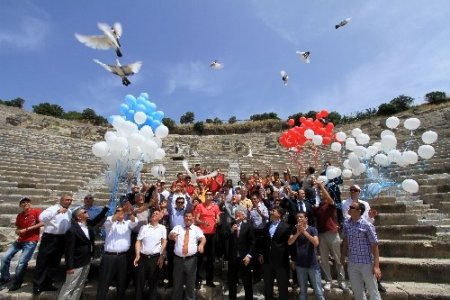 Bodrum'da beş kıtadan öğrenciler dünyaya barış mesajı verecek