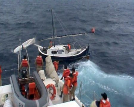 Bodrum’da fırtınaya yakalanan tekne kurtarıldı