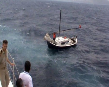 Bodrum’da fırtınaya yakalanan tekne kurtarıldı