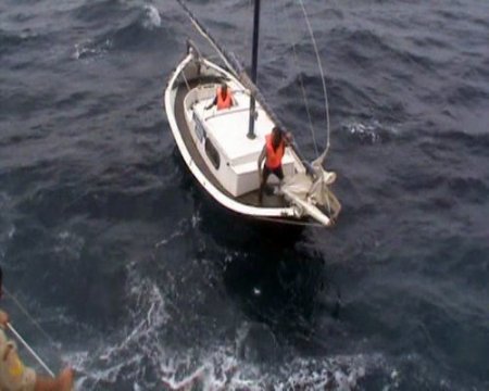 Bodrum’da fırtınaya yakalanan tekne kurtarıldı