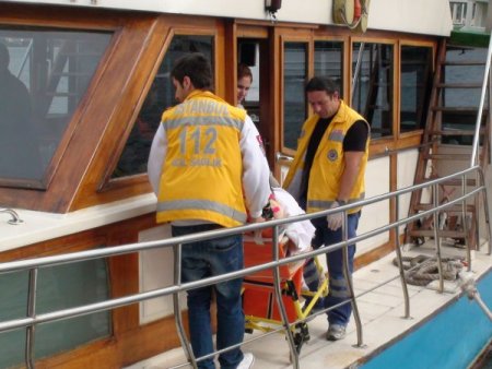 Boğaz turu yapan 6 turist denize düştü