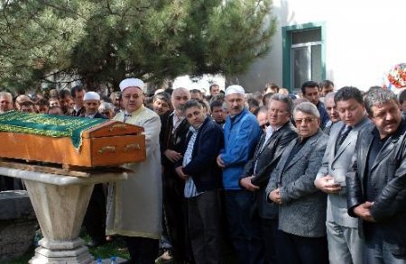 Boğazı Kesilerek Öldürülen Üniversite Öğrencisinin Cenazesi Toprağa Verildi