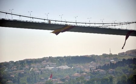 Boğaziçi Köprüsü’nde Galatasaray bayrağı