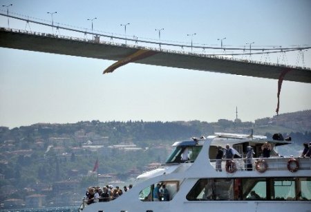 Boğaziçi Köprüsü’nde Galatasaray bayrağı