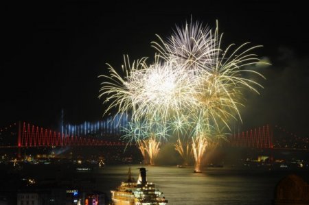 Boğaziçi Köprüsü'nde ışıklı Cumhuriyet gösterisi