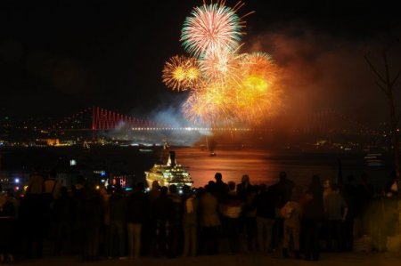 Boğaziçi Köprüsü'nde ışıklı Cumhuriyet gösterisi