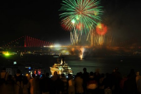 Boğaziçi Köprüsü'nde ışıklı Cumhuriyet gösterisi