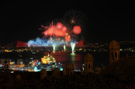 Boğaziçi Köprüsü'nde ışıklı Cumhuriyet gösterisi