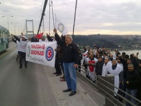 Boğaziçi Köprüsü'ne Kendilerini Zincirleyen Tekel İşçileri Gözaltına Alındı