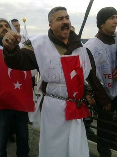 Boğaziçi Köprüsü'ne Kendilerini Zincirleyen Tekel İşçileri Gözaltına Alındı