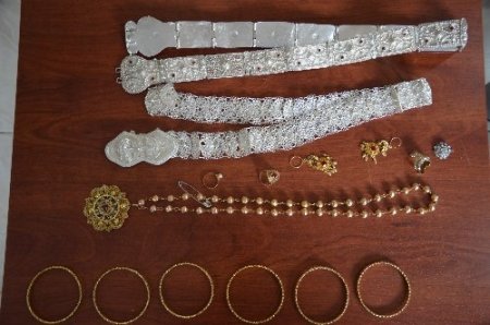 Bohçacı hırsızlar polisten kaçamadı