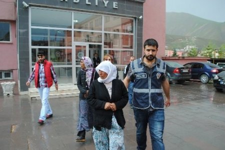 Bohçacı hırsızlar polisten kaçamadı