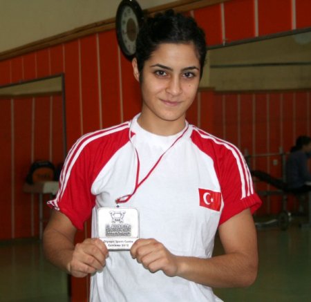 Boksta Avrupa ikincisi olan Elif Nur, İzmir Emniyeti'nin gururu