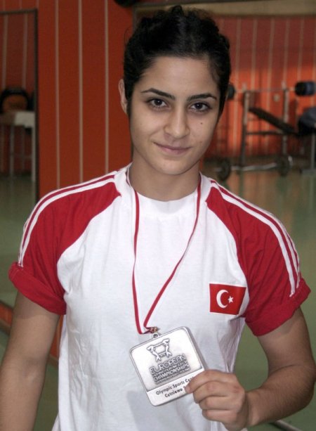 Boksta Avrupa ikincisi olan Elif Nur, İzmir Emniyeti'nin gururu