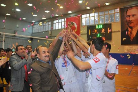 Bölge yarışmasına giden voleybolculara malzeme desteği yapılıd