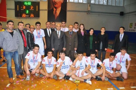 Bölge yarışmasına giden voleybolculara malzeme desteği yapılıd