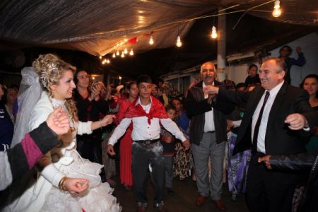 Bolu Belediye Başkanı Yılmaz, Roman düğününe katıldı