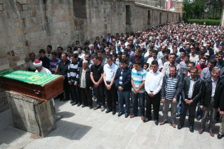 Bolu Dağı Tünel Yolundaki Kazada Ölen Otobüs Sürücüsü Toprağa Verildi
