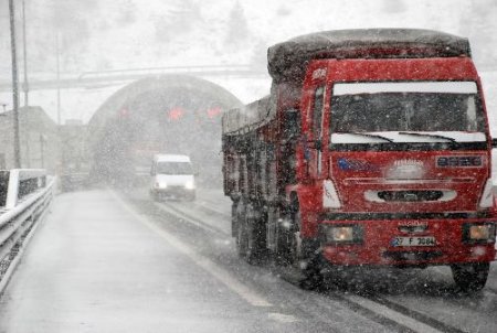 Bolu Dağı'nda Etkili Olan Kar Ulaşımı Olumsuz Etkiliyor