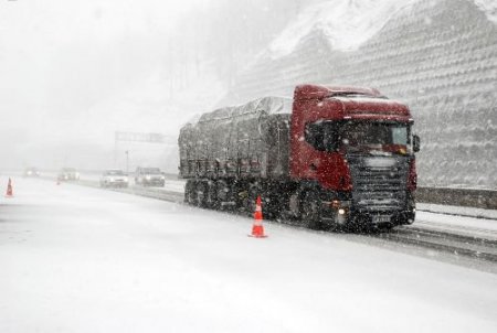 Bolu Dağı'nda Etkili Olan Kar Ulaşımı Olumsuz Etkiliyor