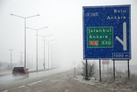 Bolu Dağı'nda Kar Yağışı Ve Sis Etkili Oluyor