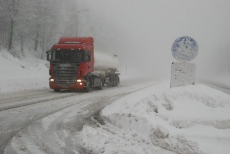 Bolu Dağı'nda Kar Yağışı Ve Sis Ulaşımı Engelliyor