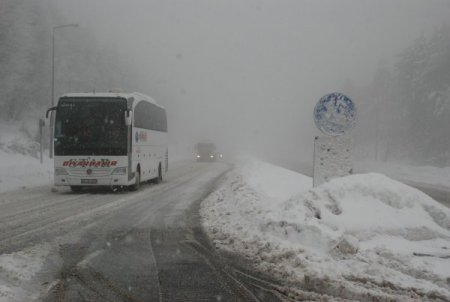 Bolu Dağı'nda Kar Yağışı Ve Sis Ulaşımı Engelliyor