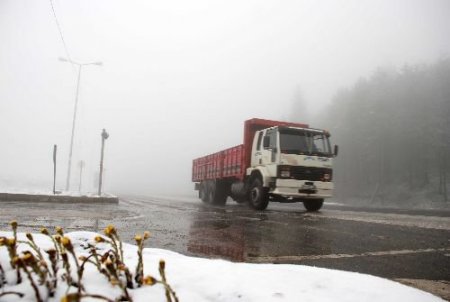Bolu Dağı'nda Kar Yağışı Ve Sis Ulaşımı Etkiledi