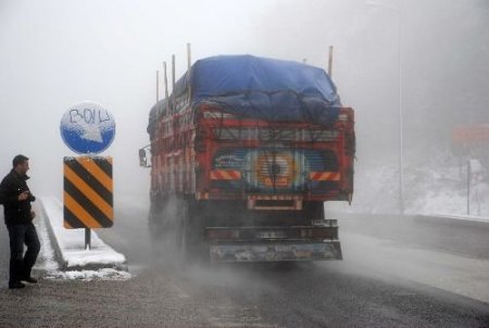 Bolu Dağı'nda Kar Yağışı Ve Sis Ulaşımı Etkiledi