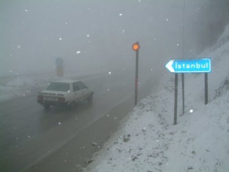Bolu Dağı'nda Sis Ve Kar Yağışı Etkili Oluyor