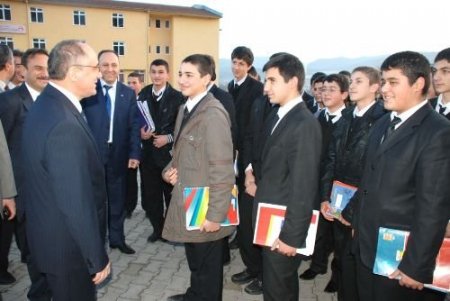 Bolu Valisi, Masa Tenisinde Rakiplerini Yendi
