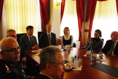 Bolu Valisi'nden Estonya Büyükelçisi'ne Plaket